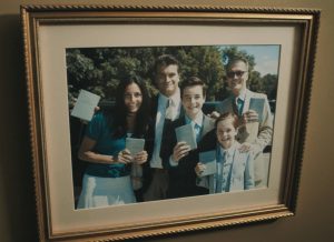 Familia Tudor — mândri de Bibliile argintii, ediţie exclusivă Martorilor lui Iehova