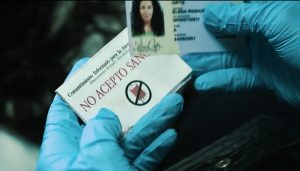 În scena introductivă a filmului, o femeie suferă o hemoragie fatală, în timp ce medicii descoperă asupra ei o directivă „Fără sânge“.