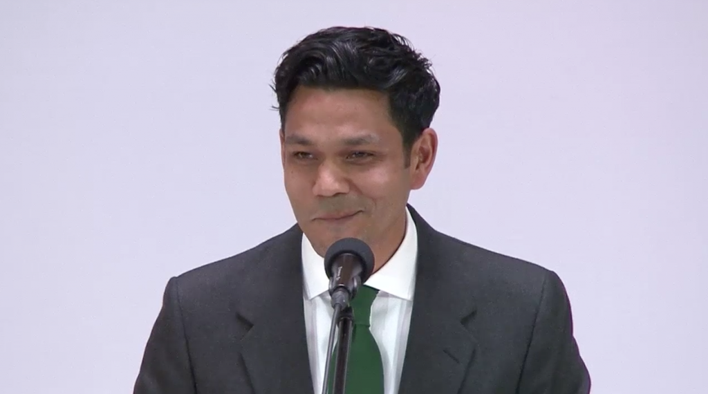 Jose Citron jr. pare să se distreze pe seama îndemnului dat celor din auditoriu să-şi aducă gândurile în captivitatea organiaţiei Watchtower