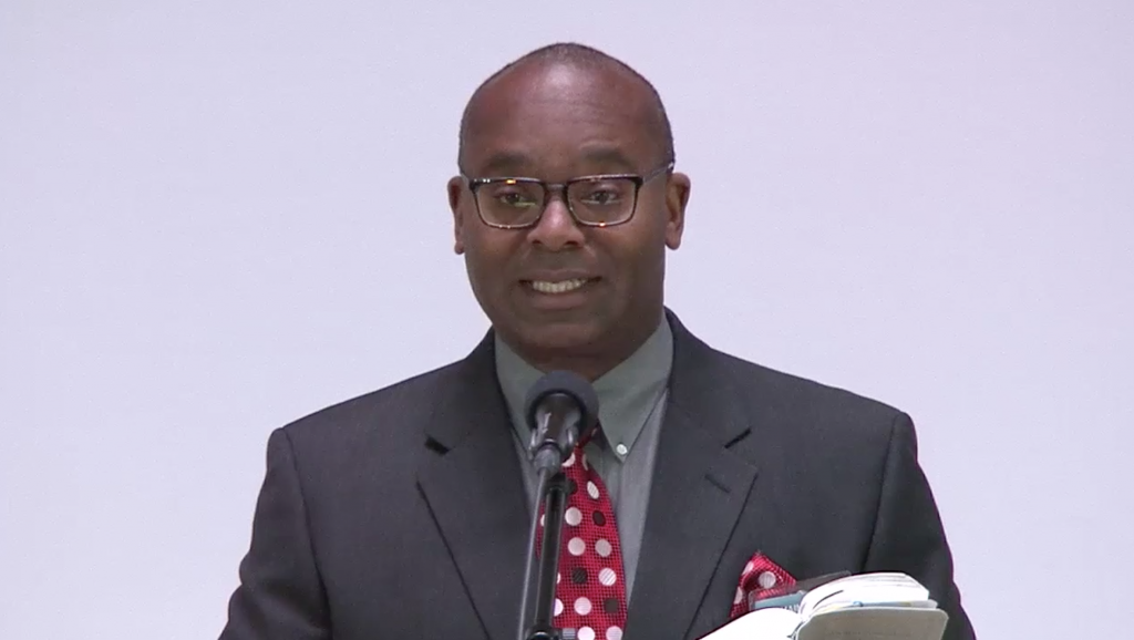 Cameron Haynes accentuează necesitatea Martorilor de a susţine învăţăturile Watchtower chiar dacă nu le înţeleg